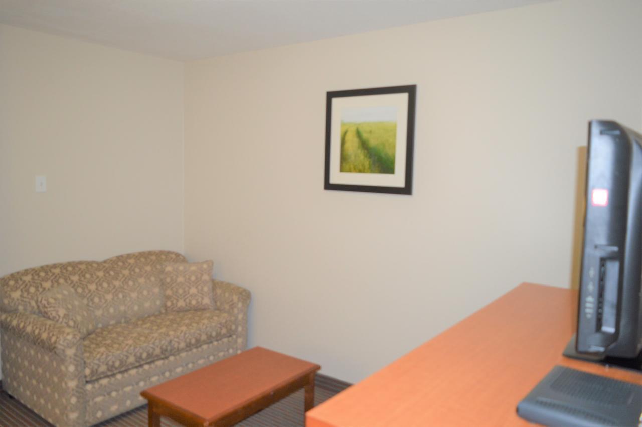 Super 8 By Wyndham Grande Prairie Hotel Exterior photo