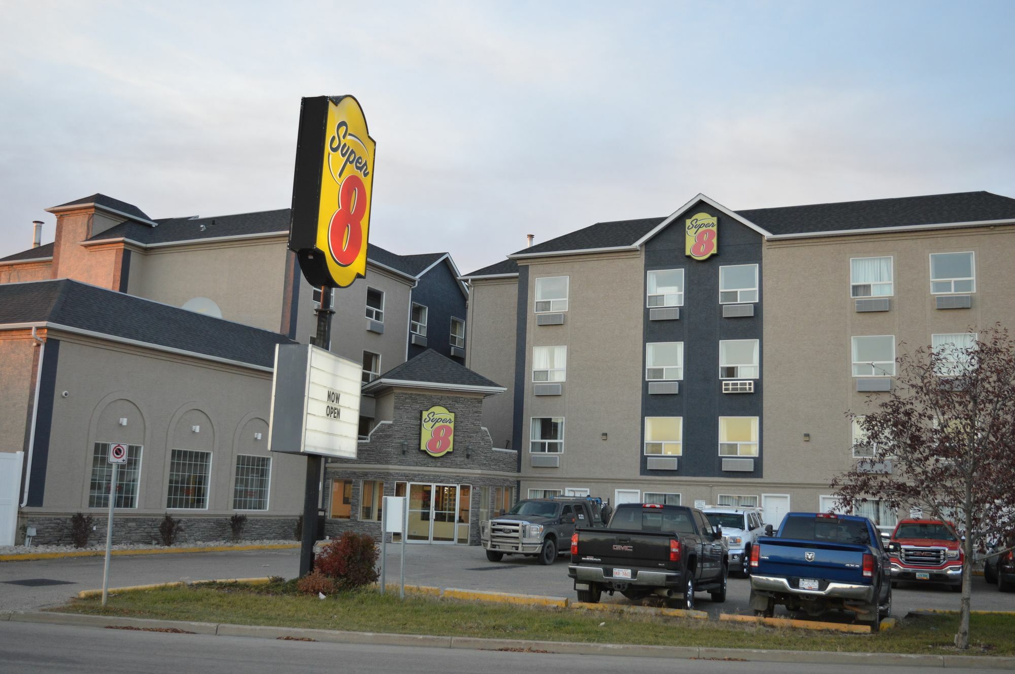 Super 8 By Wyndham Grande Prairie Hotel Exterior photo